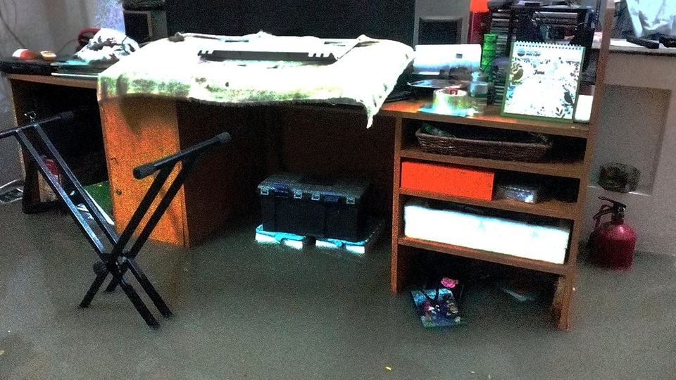 Hình ảnh nước tràn vào nhà được một người dân chụp lại