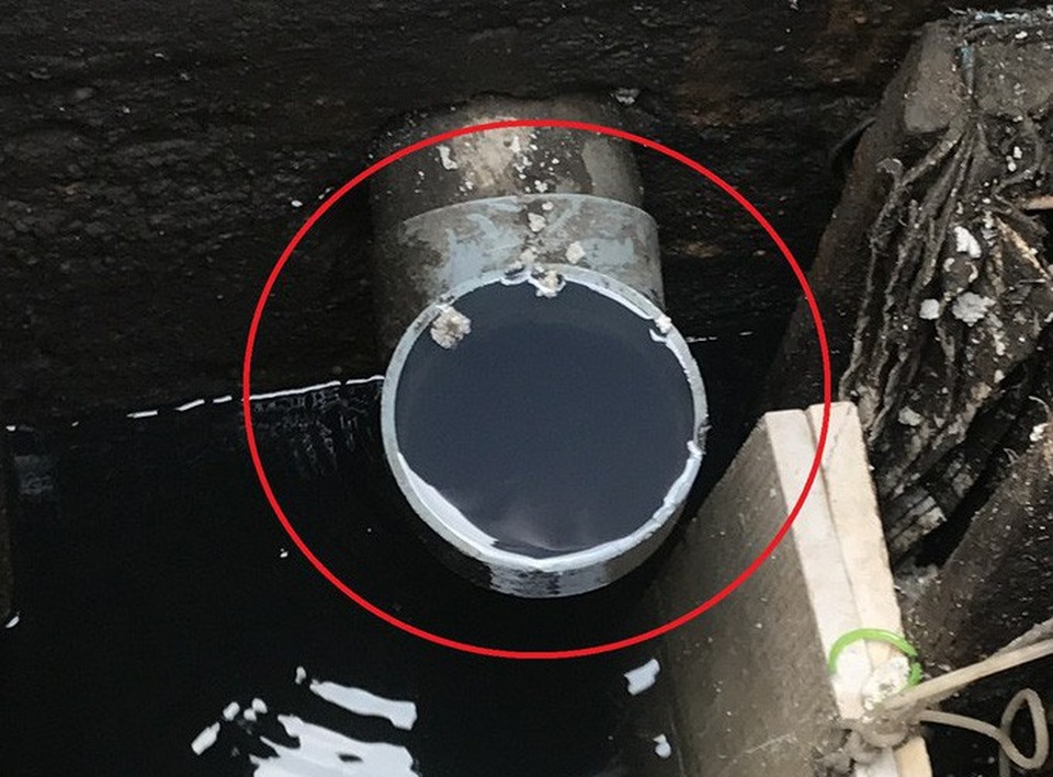 Đây là ống dẫn nước từ nhà ra hố ga có gắn co 90mm xoay ngửa lên trên. Nếu lượng nước dâng qua miệng co, ông Hòa sẽ cho thêm một ống phụ xuống gắn nối với co 90mm, tránh việc nước chảy ngược vào trong nhà