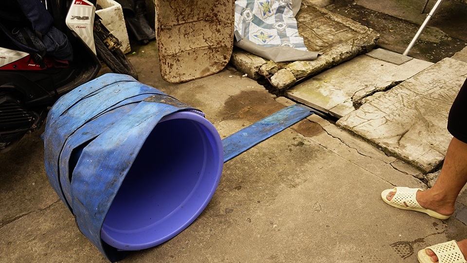 Khi xảy ra ngập, thiết bị ống dẫn đang được quấn vào chiếc xô này được trải thẳng ra đến tận cống lớn