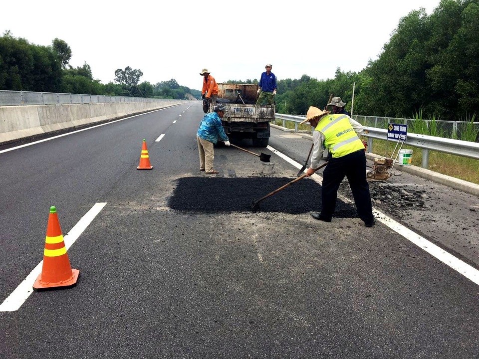 Sửa chữa cao tốc Đà Nẵng - Quảng Ngãi trong 4 ngày - 1 Các công nhân đang sửa chữa hư hỏng tuyến cao tốc vào đầu tháng 10