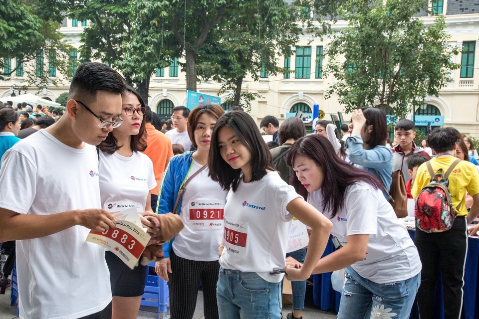 Hàng nghìn người xuống đường tham gia giải chạy đặc biệt giữa Thủ đô - 9 Hàng nghìn người xuống đường tham gia giải chạy đặc biệt giữa Thủ đô - 9
