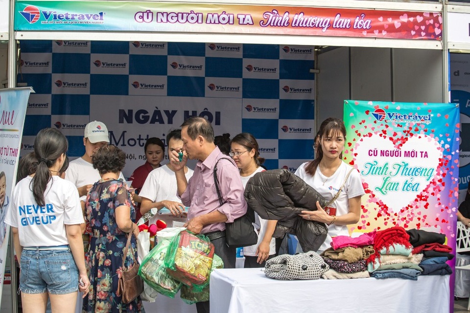 Hàng nghìn người xuống đường tham gia giải chạy đặc biệt giữa Thủ đô - 4 Trong buổi sáng ngày 13/10, Vietravel cũng tham gia tổ chức gian hàng trao đổi đồ cũ. Toàn bộ số tiền thu được từ hoạt động này sẽ được ủng hộ cho Quỹ từ thiện “Trao yêu thương – Nhận hạnh phúc”. Được biết, tất cả quần áo, mỹ phẩm, vật dụng cá nhân,... đều do nhân viên công ty đóng góp, chuẩn bị và bảo quản cẩn thận từ trước đó nhiều ngày.