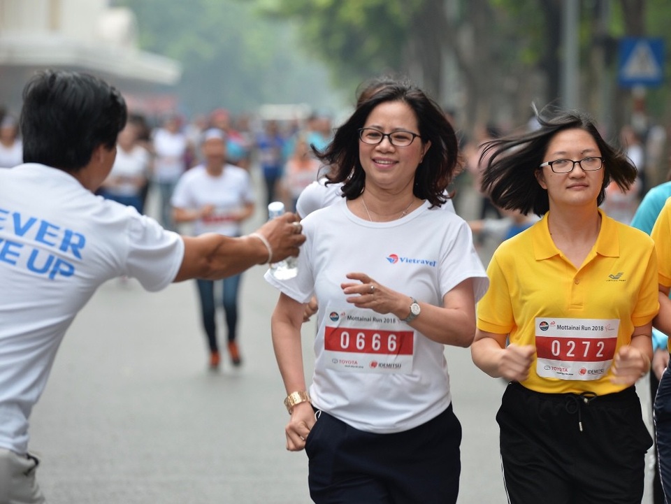 Hàng nghìn người xuống đường tham gia giải chạy đặc biệt giữa Thủ đô - 8 Hàng nghìn người xuống đường tham gia giải chạy đặc biệt giữa Thủ đô - 8