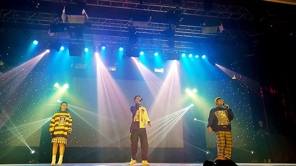 Lộn Xộn band khuấy động đêm nhạc đón “lính mới” trường Báo - 1
Lộn Xộn band có một thành viên là cựu sinh viên, một thành viên vẫn đang học tập dưới mái trường Học viện Báo chí và Tuyên truyền, bởi vậy các khán giả đã cổ vũ rất cuồng nhiệt khi nhóm xuất hiện.