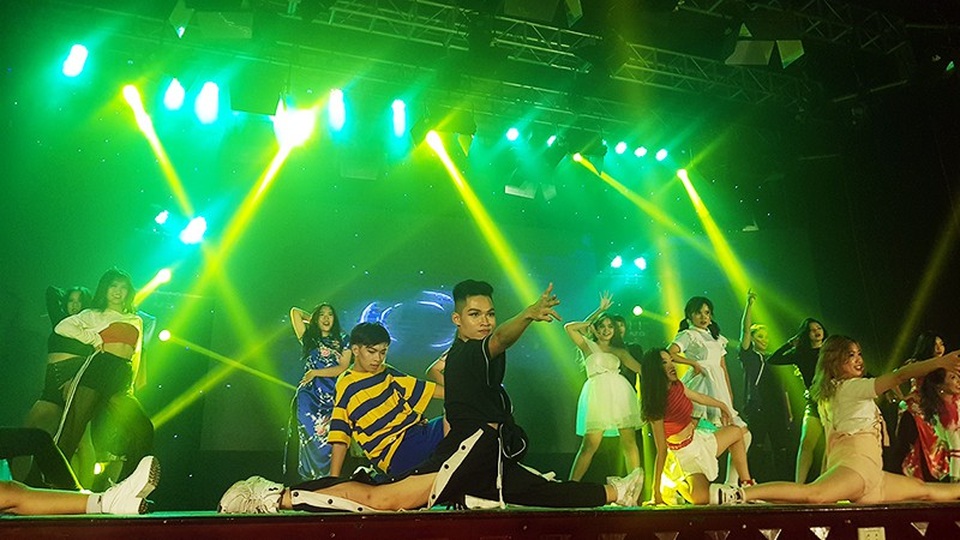 Lộn Xộn band khuấy động đêm nhạc đón “lính mới” trường Báo - 4 Các thành viên đội nhảy hóa thân thành các nhân vật nổi tiếng trong cổ tích, trình diễn những vũ đạo mạnh mẽ, sôi động