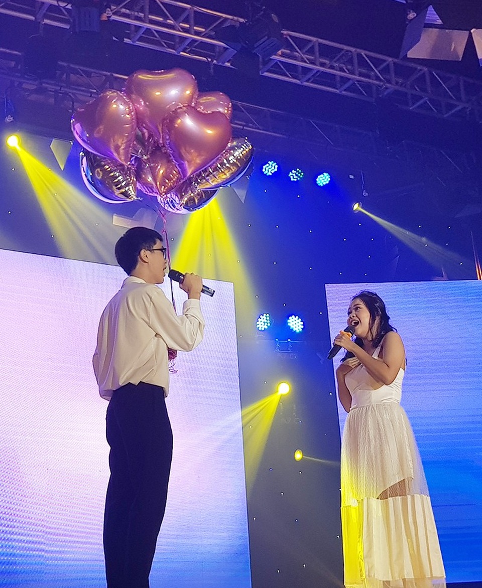 Lộn Xộn band khuấy động đêm nhạc đón “lính mới” trường Báo - 6 Tiết mục mashup Công chúa bong bóng – Một vòng trái đất – Ngôi nhà hoa hồng gợi nhắc những ký ức thanh xuân giai đoạn 2008-2010