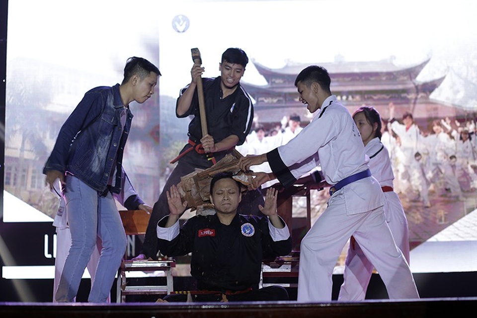 Lộn Xộn band khuấy động đêm nhạc đón “lính mới” trường Báo - 7 Màn trình diễn võ thuật mạo hiểm, đẹp mắt của các thành viên CLB Võ thuật
