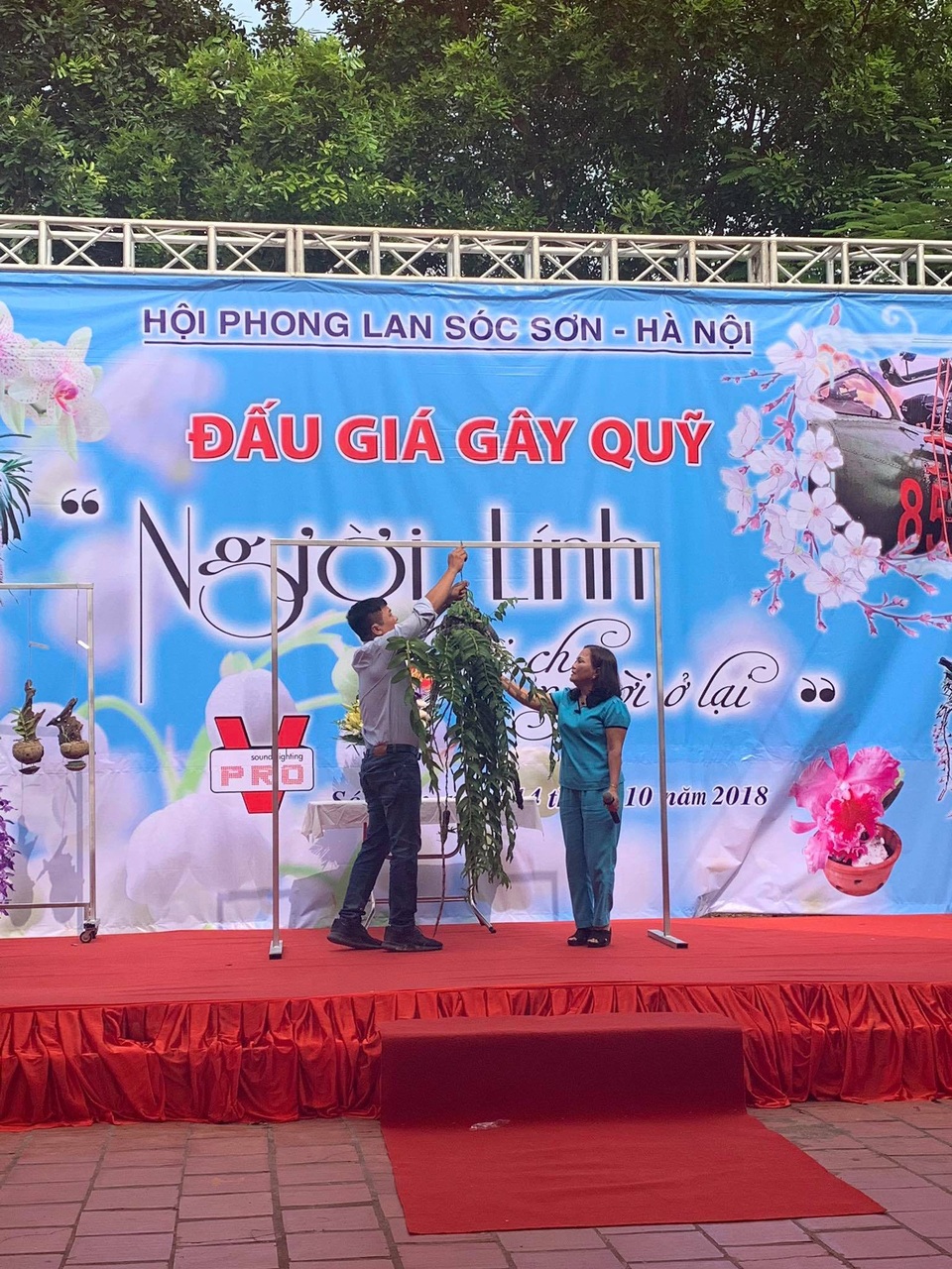 Đấu giá 32 giò lan của phi công Khuất Mạnh Trí thu được trên 400 triệu đồng - 2 Số tiền thu được qua buổi đấu giá đã được chuyển tới gia đình phi công Khuất Mạnh Trí (Ảnh: Kim Liên Dương).