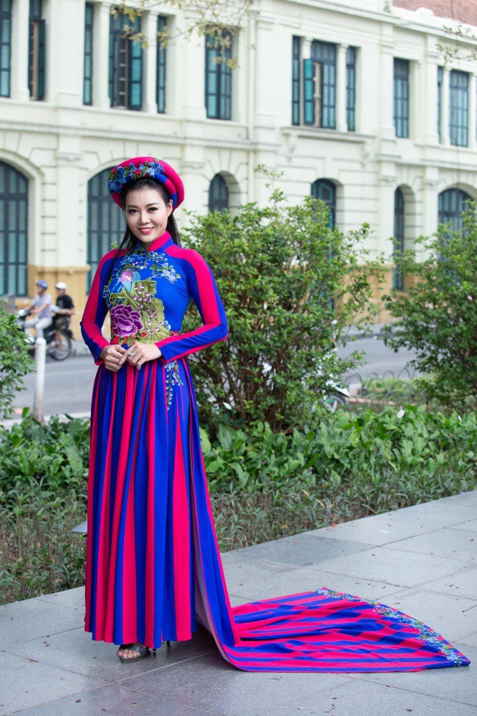 Trong khi Thanh Hương duyên dáng trong tà áo dài...