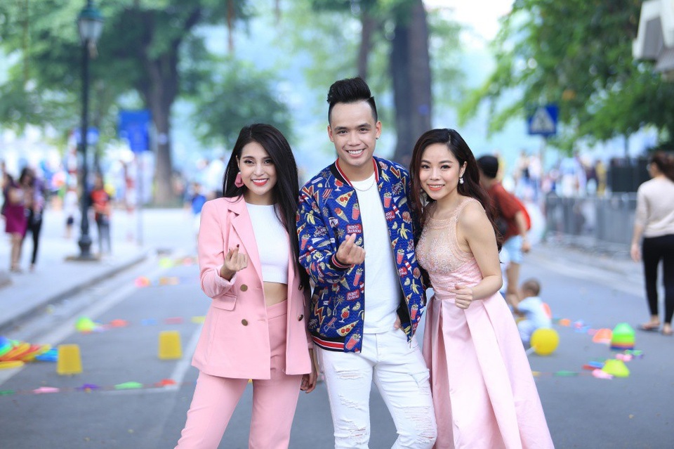 
Trong khi đó Hồng Hạnh là ca sĩ chuyên dòng nhạc dance và pop. Cô là thành viên chính nhóm nhạc. Cô từng đoạt HCV Giai điệu tuổi hồng đơn ca 2010, Giải phong cách Thăng Long Idol 2012, Giải Triển Vọng Tiếng hát sinh viên Hà Nội Showya 2012, Top 12 Ngôi nhà âm nhạc 2013.
