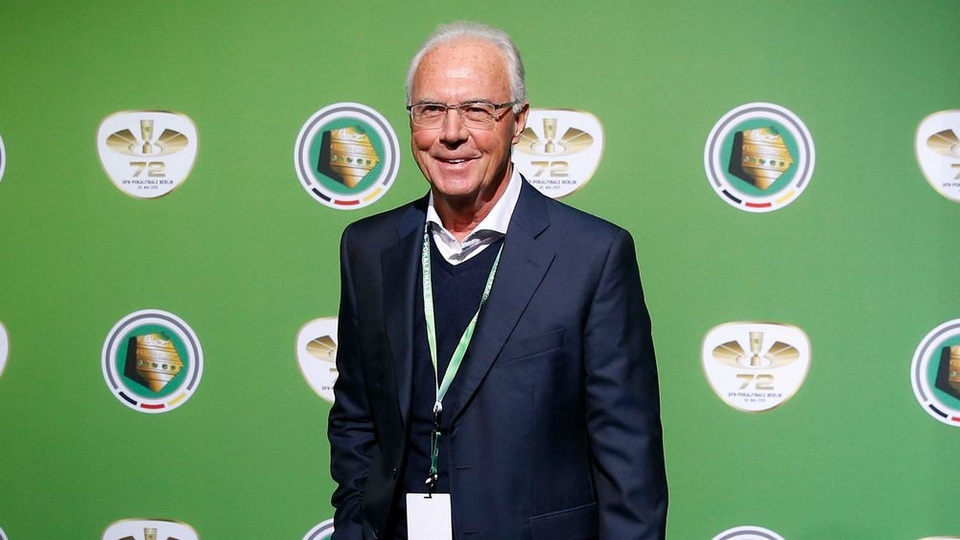 Những cựu cầu thủ nổi tiếng thành công rực rỡ ở sự nghiệp HLV - 6
Franz Beckenbauer được ví như “Hoàng đế” của thế giới bóng đá. Ông là một trong những libero xuất sắc bậc nhất lịch sử bóng đá thế giới và là thủ lĩnh của Bayern Munich và đội tuyển Đức gặt hái rất nhiều danh hiệu cao quý như cúp C1, World Cup. Khi bước sang sự nghiệp huấn luyện, ông từng giúp đội tuyển Đức vô địch World Cup 1990.