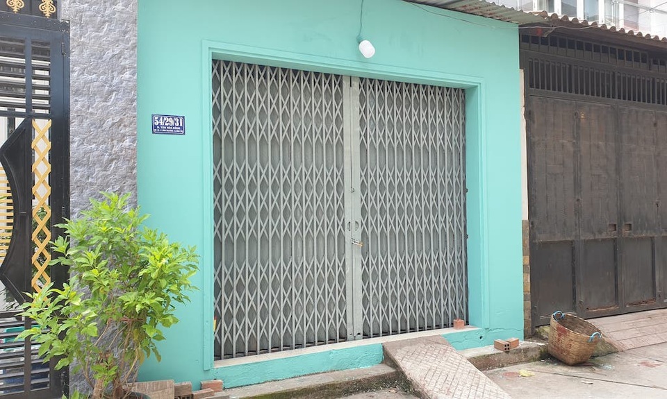 Sơn lại nhà cho cô giáo viết đơn “cầu xin” xã hội đen - 2
Phía trước ngôi nhà đã được sơn sửa lại sạch sẽ.