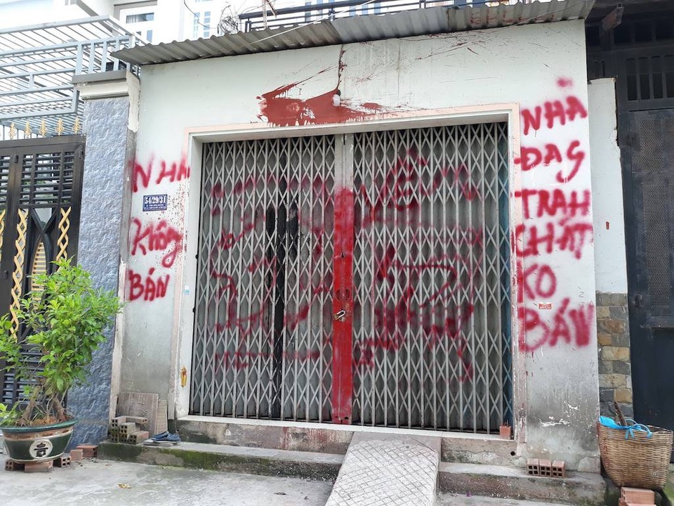 Sơn lại nhà cho cô giáo viết đơn “cầu xin” xã hội đen - 1
Ngôi nhà khi bị xã hội đen ném sơn, viết chữ đe dọa...