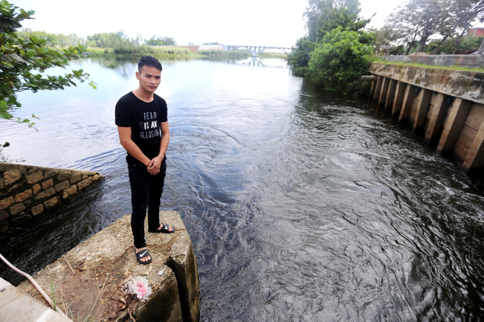 Nam thanh niên cứu hai mẹ con dưới dòng nước xoáy - 1 Nguyễn Vũ Quốc Bảo bên cống nước chảy xiết, nơi anh vừa cứu hai mẹ con thoát chết