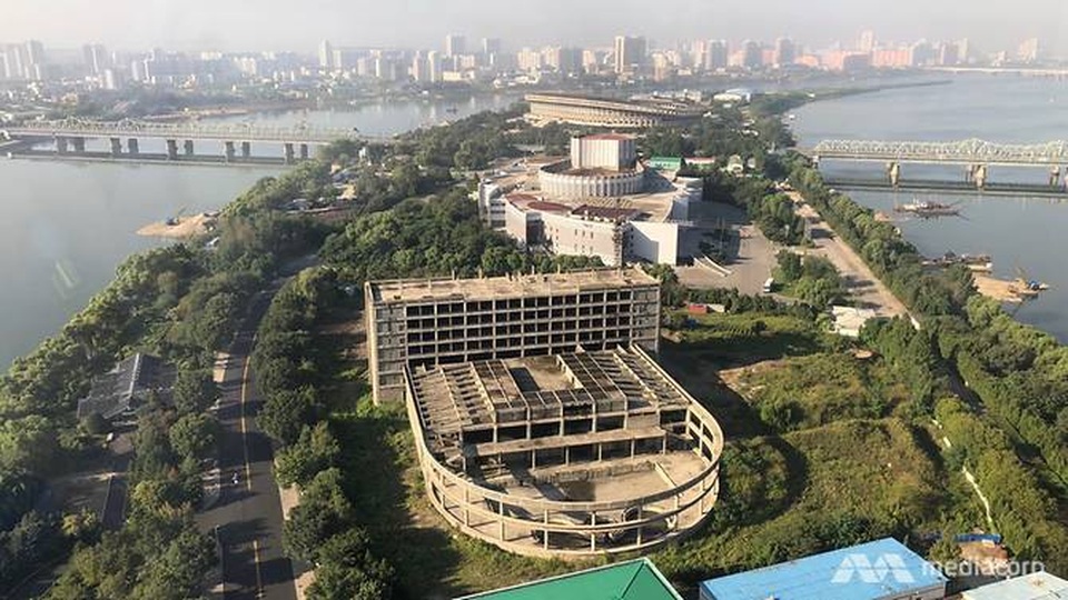 Nhà báo nước ngoài trải nghiệm “một thế giới khác” tại Triều Tiên - 4
Khung cảnh Bình Nhưỡng nhìn từ khách sạn quốc tế Yanggakdo. (Ảnh: Media Corp)