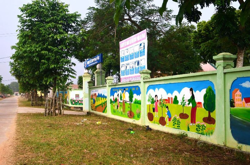 "Con đường bích họa" ghi dấu ấn của bạn trẻ xứ Nghệ - 1 Con đường bích họa trông rất mãn nhãn với du khách.
