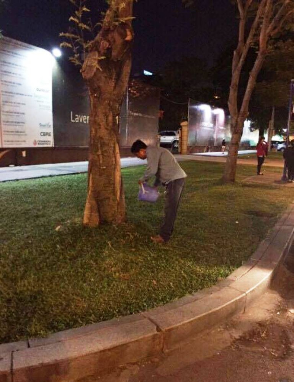 TPHCM sẽ “phạt nguội” hành vi xả rác, tiểu bậy - 2 Dội nước làm vệ sinh khu vực vừa tè bậy