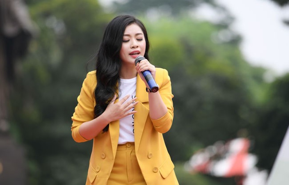 Sao Mai Thu Hằng xúc động hát vì trẻ em thiệt thòi - 2 Cô thể hiện ca khúc Thương ơi lòng mẹ.