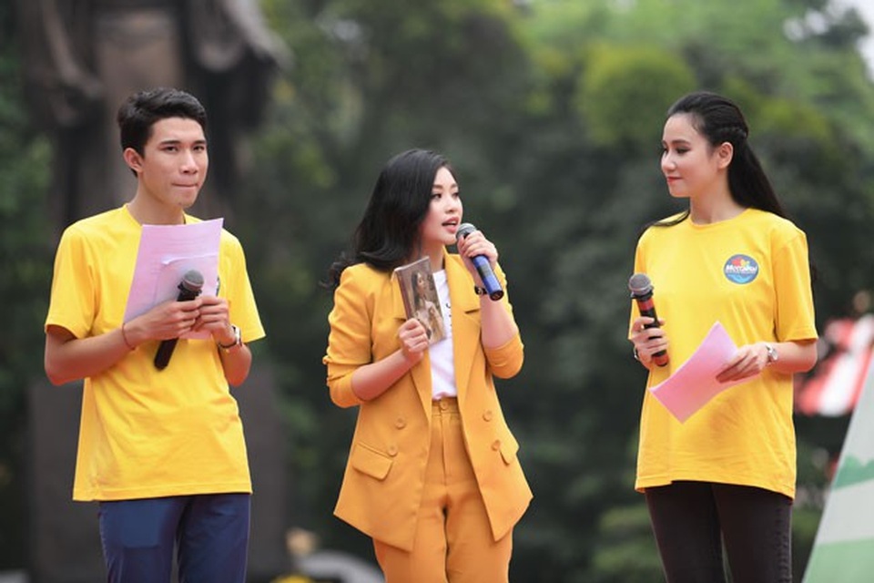 Sao Mai Thu Hằng xúc động hát vì trẻ em thiệt thòi - 4 Cô đấu giá album để quyên góp cho trẻ em nghèo.