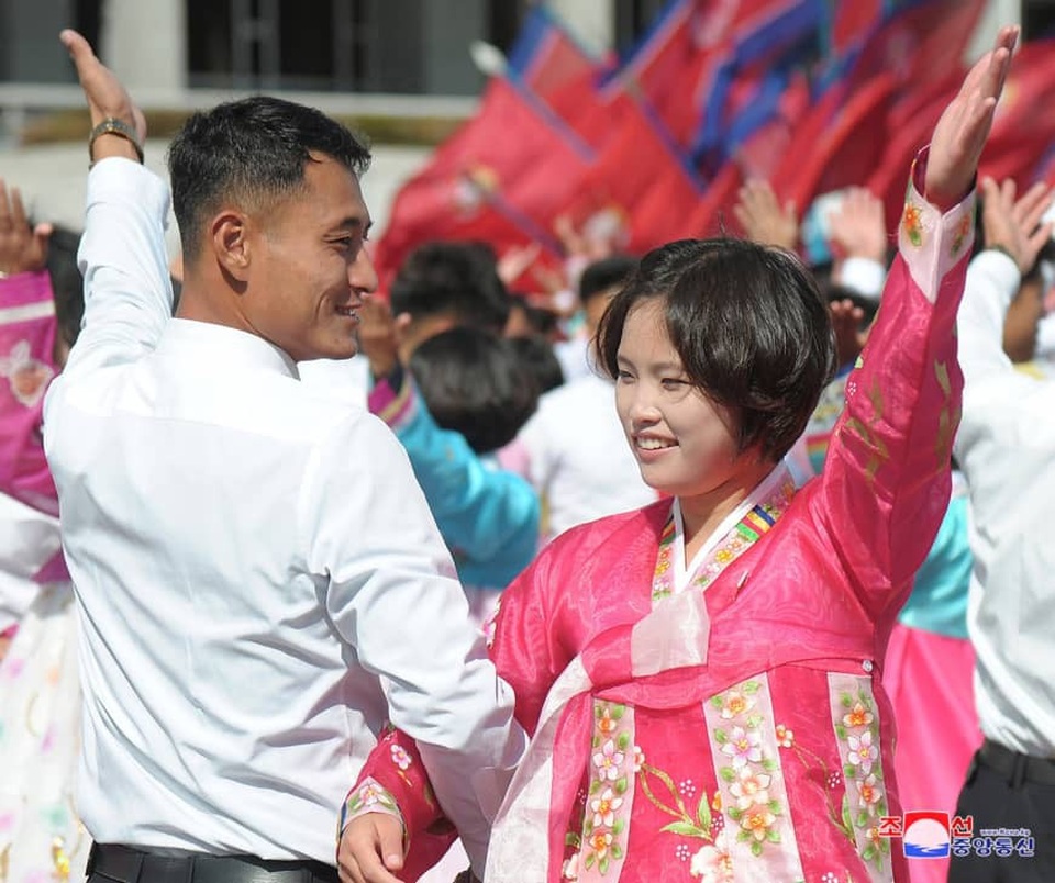Kinh tế Triều Tiên tăng trưởng bất chấp trừng phạt - 1
Người dân Triều Tiên diễu hành kỷ niệm 70 năm Quốc khánh 9/9. (Ảnh: Reuters)