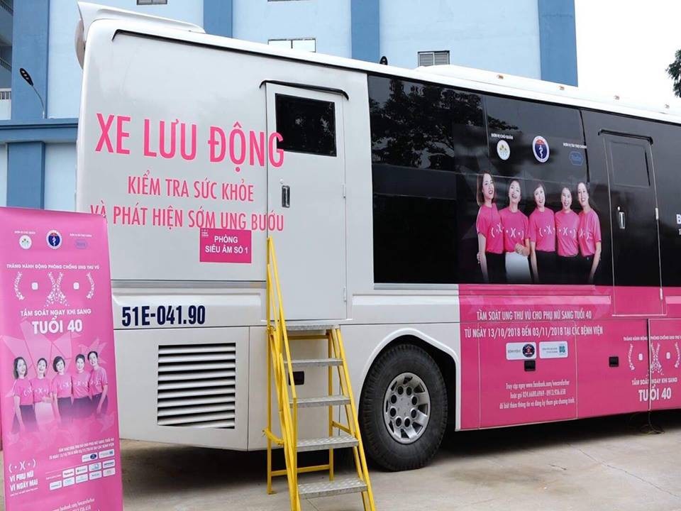 Các bà các chị xếp hàng tầm soát ung thư vú trên chiếc xe 12 tỉ đồng - 1