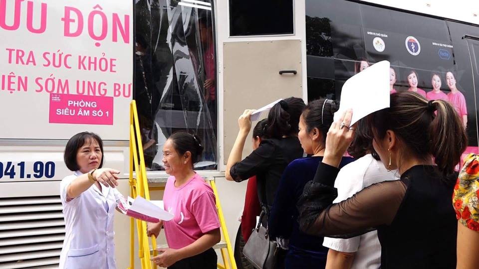 Các bà các chị xếp hàng tầm soát ung thư vú trên chiếc xe 12 tỉ đồng - 2