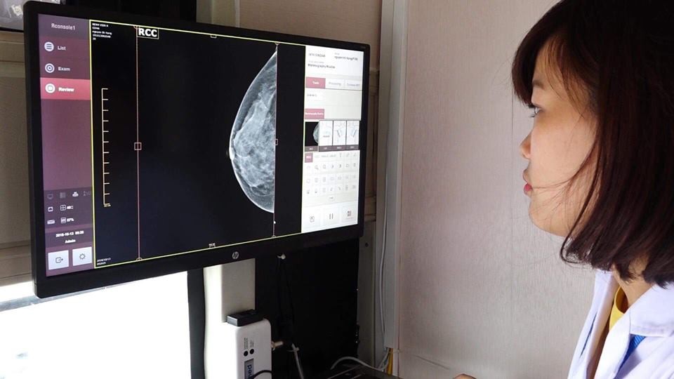 Các bà các chị xếp hàng tầm soát ung thư vú trên chiếc xe 12 tỉ đồng - 3