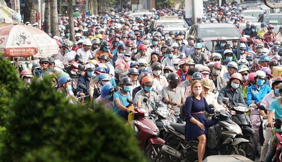 Nhiều tuyến đường bị kẹt cứng kéo dài gần 2km, dòng người di chuyển khó khăn, nhích từng chút một.