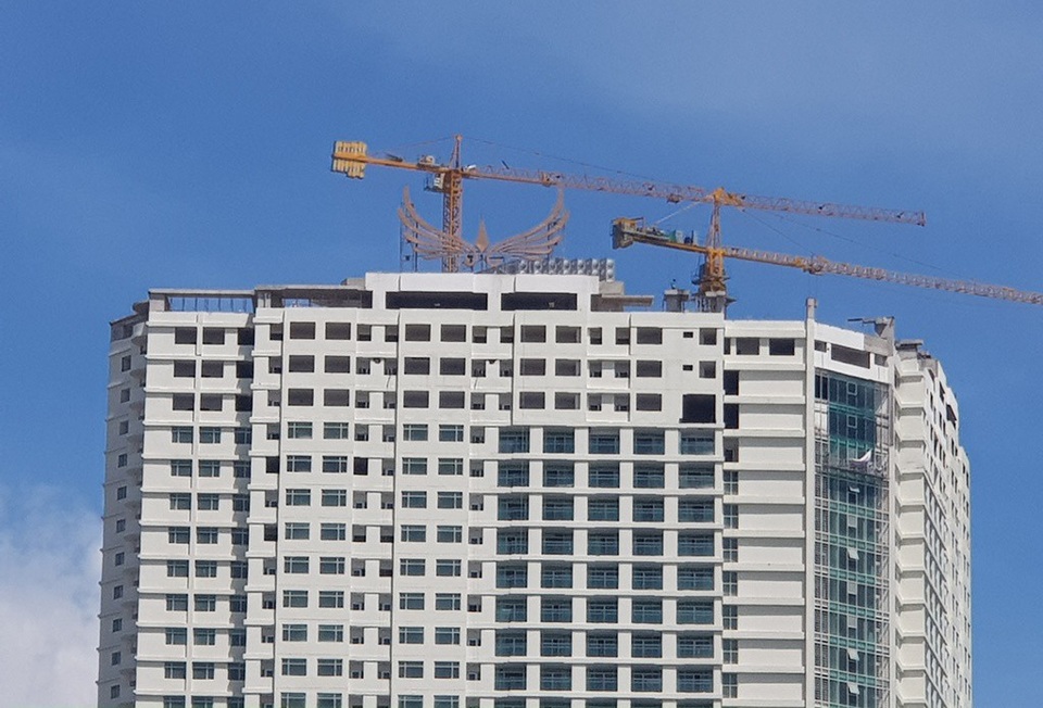 Chủ cao ốc 43 tầng ở Nha Trang đang “cắt ngọn” 3 tầng xây vượt - 2 Cận cảnh quá trình phá dỡ 3 tầng xây vượt của dự án gây tai tiếng ở Khánh Hòa trong thời gian qua
