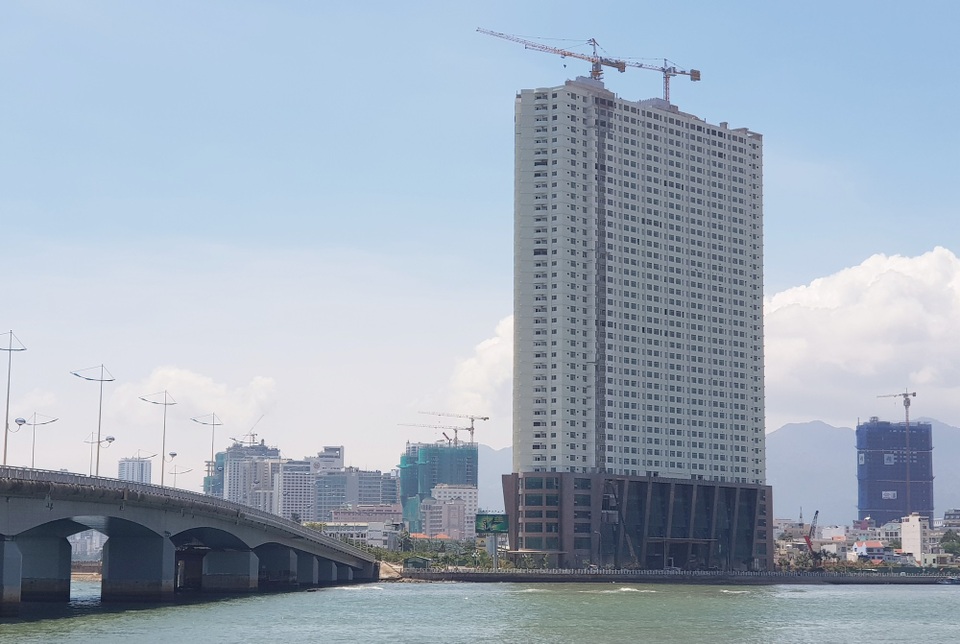 Chủ cao ốc 43 tầng ở Nha Trang đang “cắt ngọn” 3 tầng xây vượt - 1 Hiện trạng dự án Tổ hợp khách sạn - căn hộ cao cấp Mường Thanh Khánh Hòa đang tháo dỡ 3 tầng xây vượt rào