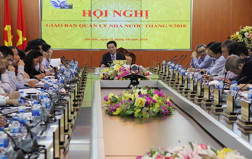 Chuyển mạng giữ số di động: Nhà mạng đề xuất triển khai trước với thuê bao trả sau - 1 Quyền Bộ trưởng Nguyễn Mạnh Hùng phát biểu chỉ đạo Hội nghị. Ảnh: Bộ TT&TT