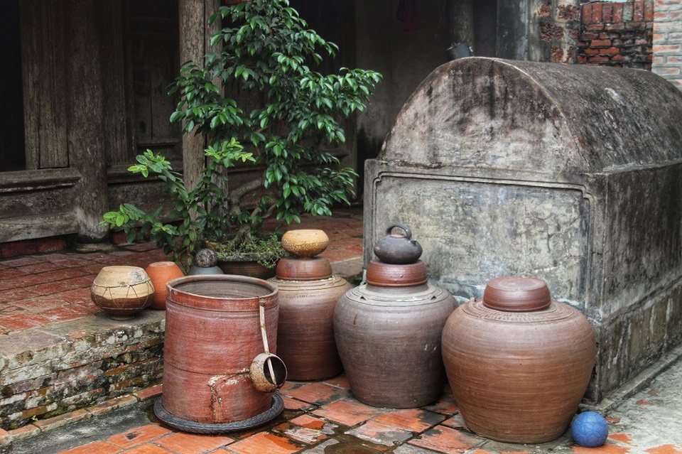 Làng Đường Lâm xưa có truyền thống làm tương bần ngon nhất nhì Hà Nội nên trước sân nhà nào cũng có nhiều chiếc chum to để đựng tương.