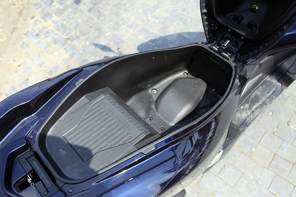 Honda PCX - Mẫu xe máy hybrid đầu tiên tại Việt Nam - 3
Về tổng thể, Honda PCX 150 hybrid chỉ khác biệt ở vị trí pin nhiên liệu chiếm một phần thể tích trong khoang chứa đồ dưới yên xe.
