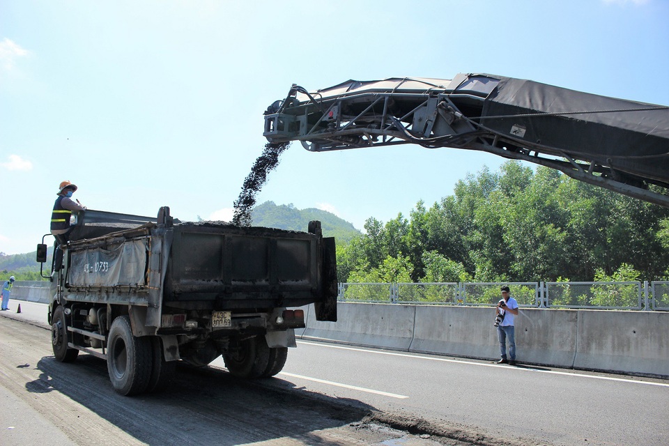 Phát hiện vết dầu loang bất thường trên cao tốc Đà Nẵng - Quảng Ngãi - 6 Các công nhân đang sửa chữa một số điểm hư hỏng trên cao tốc