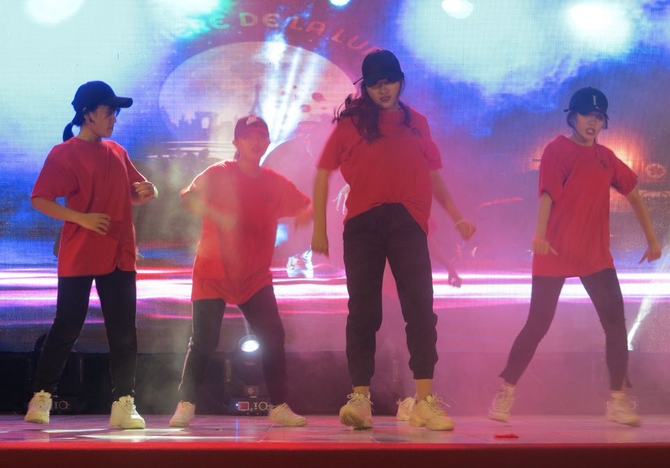Hàng ngàn bạn trẻ thành Vinh hào hứng tham gia lễ hội tiếng Anh “Be Different” - 8 Trong lễ hội cũng có rất nhiều tiết mục sôi động.