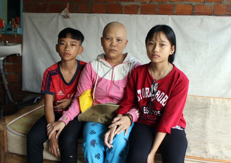 Chồng bỏ đi, chị Hồng và 2 con sống trong khốn khó