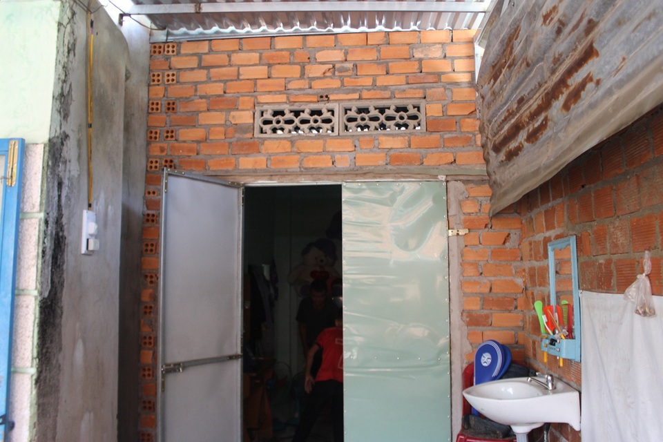 Căn phòng nhỏ chừng 6 m2 là không gian sinh sống của 3 mẹ con