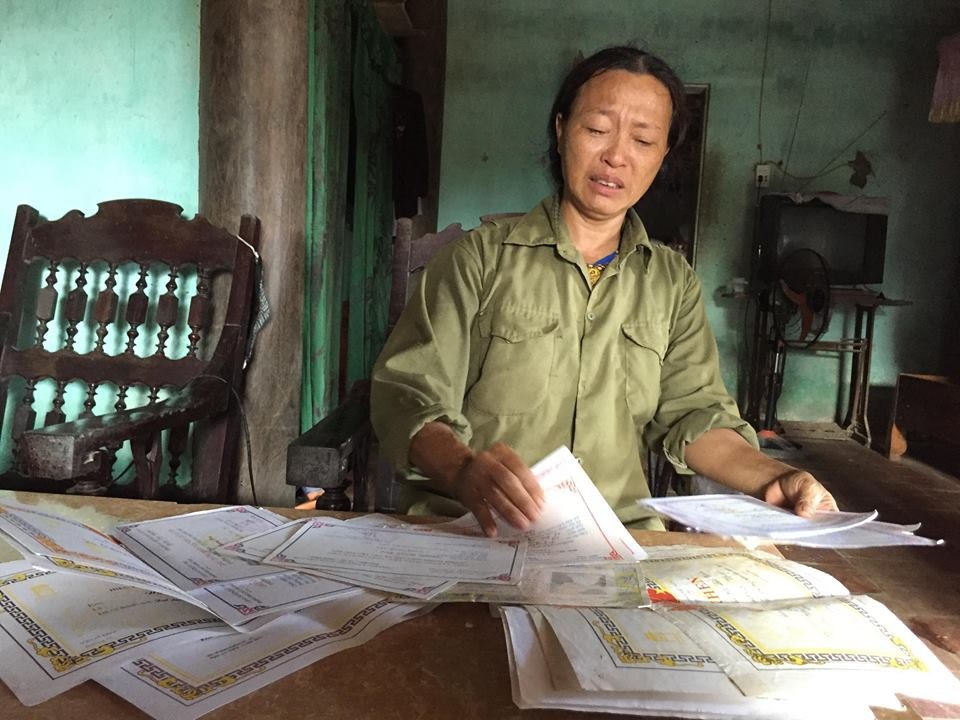 Vụ sinh viên Học viện Hậu Cần bị trả về vì "thận lạc chỗ": Bộ Chỉ huy Quân sự tỉnh Hà Tĩnh nói gì? - 1 Mẹ của em Nguyễn Quang Huy đau đớn khi xem lại những thành tích, những cố gắng suốt 12 năm qua của đứa con trai