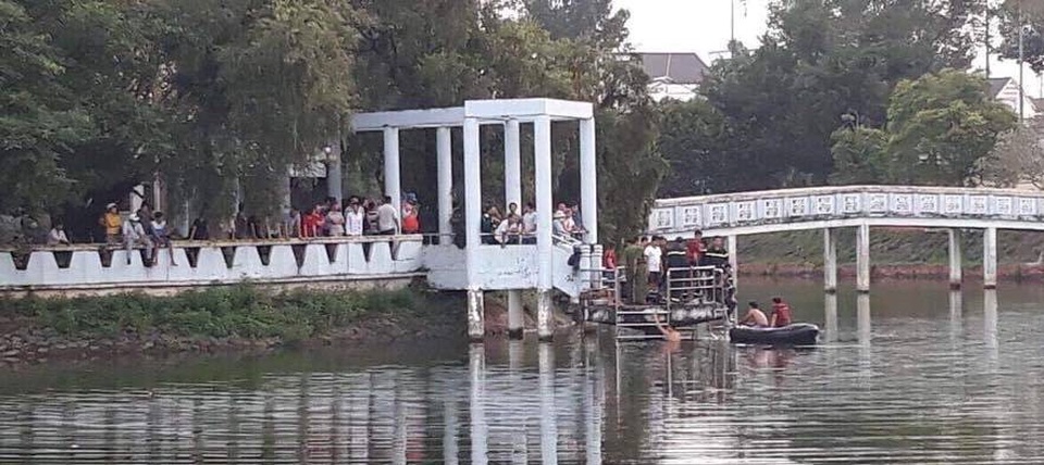  Lực lượng chức năng tổ chức tìm kiếm thi thể bị tử vong dưới hồ nước.