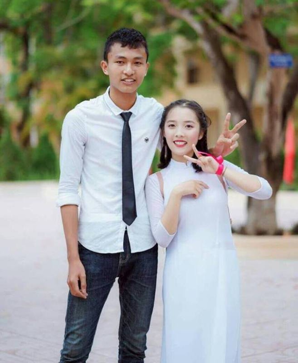 Nam sinh Học viện Hậu cần bị trả về sau 1 tuần nhập học vì "thận lạc chỗ" - 2 Em Huy trong khoảnh khắc chụp kỷ yếu với bạn