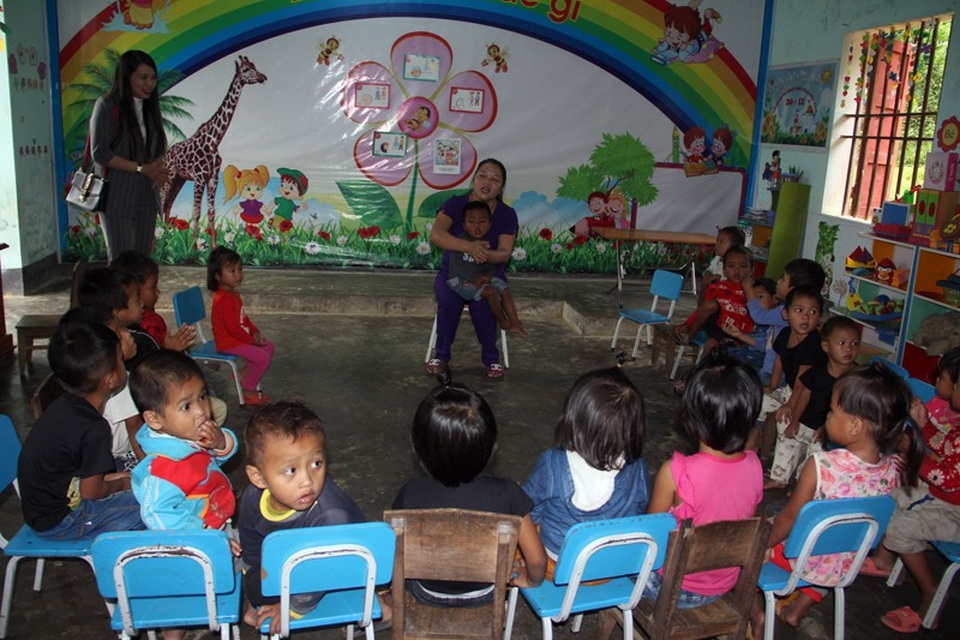Ước mơ nhỏ bé của “người mẹ hiền” 20 năm cắm bản trồng người - 6 Không có sân chơi, không có mái che nên nắng, mưa là cô trò chỉ còn biết vui đùa trong lớp học nhỏ bé này