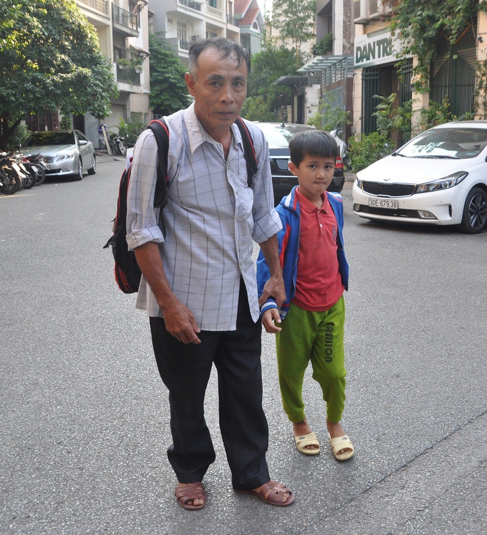 Bố tai nạn, mẹ đi lấy chồng, tính mạng bé 9 tuổi bị đe dọa từng ngày vì ung thư hạch - 2 Em theo ông ra ngoài Hà Nội điều trị căn bệnh ung thư của mình.