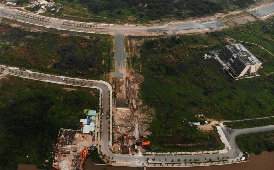 Vướng giải phóng mặt bằng, cầu Thủ Thiêm 2 mới thi công được 16%? - 1 Phía quận 2, nhà đầu tư mới đang thi công đường dẫn lên cầu Thủ Thiêm 2 (ảnh: Phạm Nguyễn)