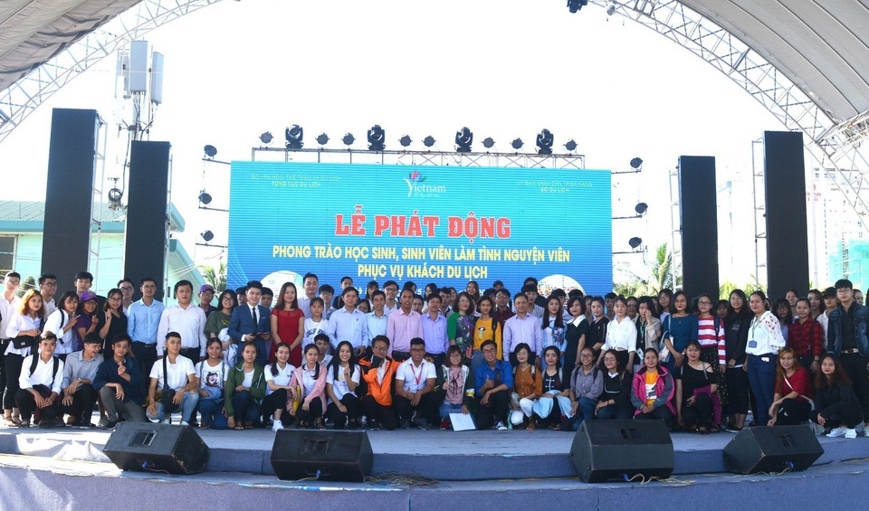 Hơn 200 HSSV tình nguyện hỗ trợ du khách trại Đà Nẵng - 1 Hơn 200 HSSV đăng ký tham gia phong trào HSSV làm tình nguyện viên phục vụ khách du lịch tại Đà Nẵng ngay tại lễ phát động ngày 15/10