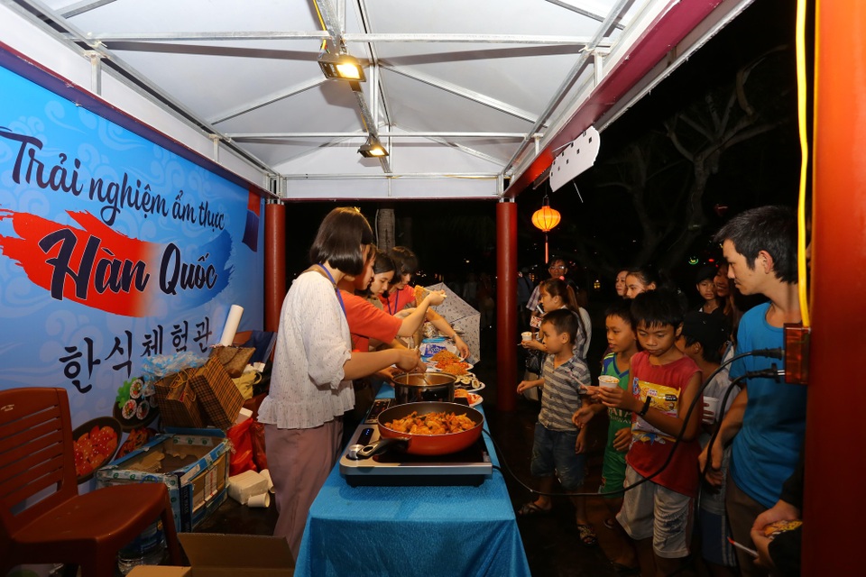Giới trẻ Hội An háo hức trải nghiệm ẩm thực Hàn Quốc - 4 Giới trẻ Hội An háo hức trải nghiệm ẩm thực Hàn Quốc - 4