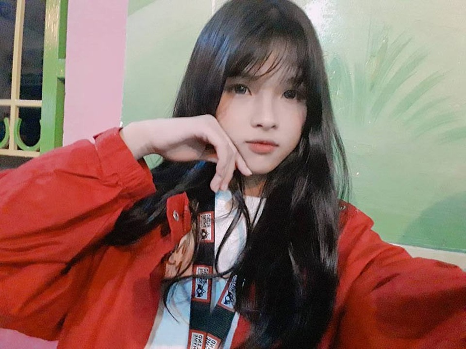 Nữ sinh Đà Nẵng trở thành “hot girl ảnh thẻ” sau khi cắt bỏ mái tóc nuôi 17 năm - 2 Mái tóc từng khá dài của Hà giang