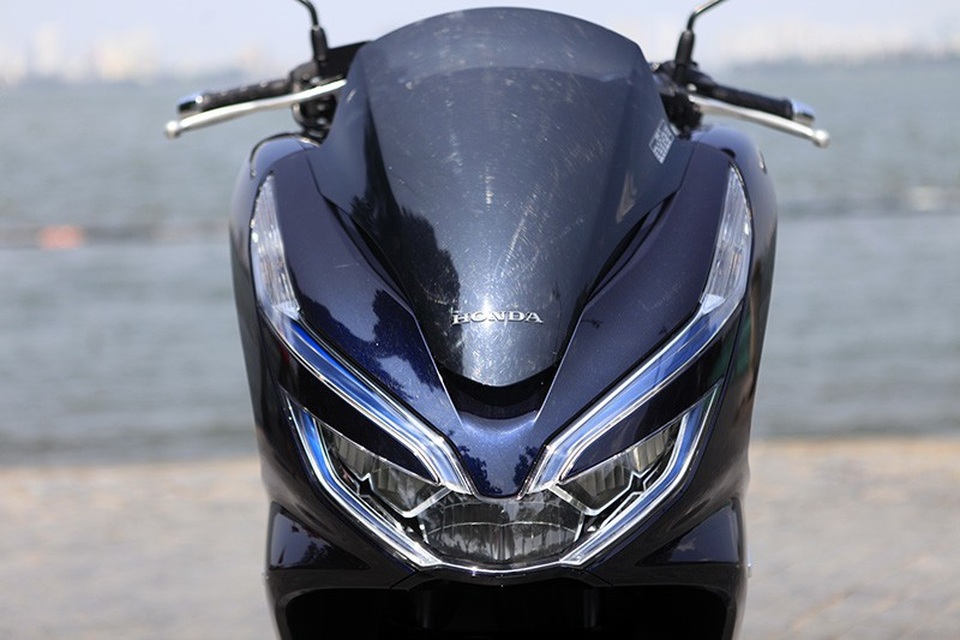 Honda PCX - Mẫu xe máy hybrid đầu tiên tại Việt Nam - 5
Màu sắc, thiết kế ngoại thất là những đặc điểm dễ nhận diện của chiếc Honda PCX hybrid.
