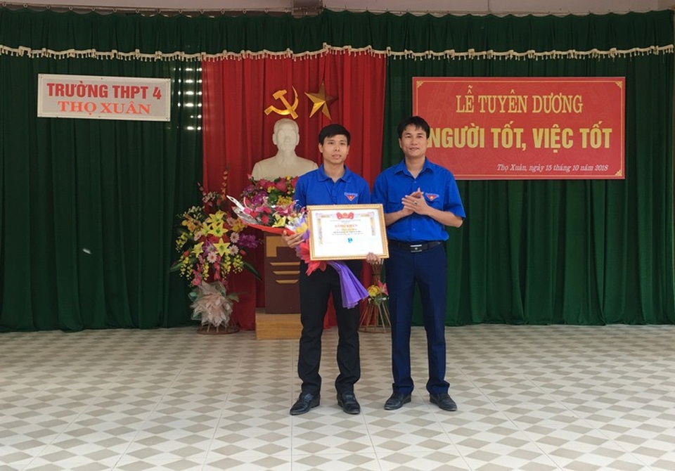 Thầy giáo lao thẳng xuống dòng nước cứu sống học sinh - 1 Trao Bằng khen của Tỉnh đoàn Thanh Hóa cho thầy giáo Phạm Văn Thiện.