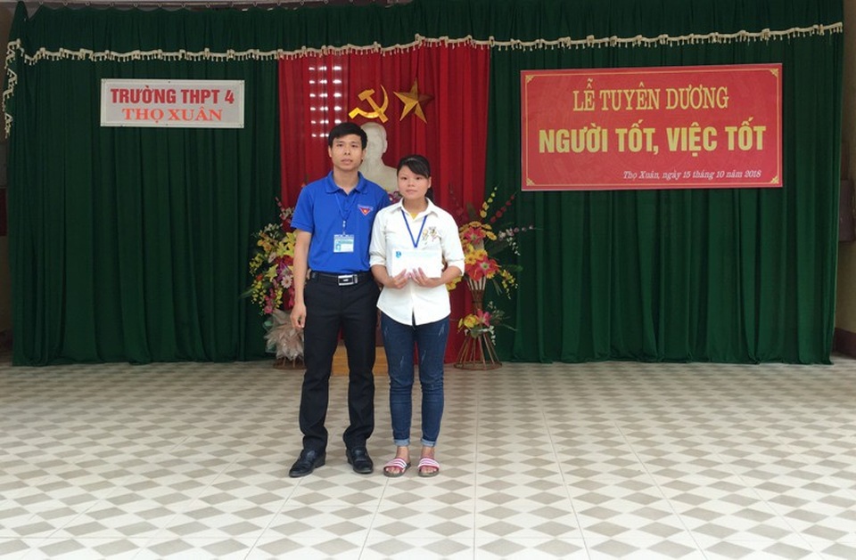 Thầy giáo lao thẳng xuống dòng nước cứu sống học sinh - 3 Thầy giáo Phạm Văn Thiện đã dành toàn bộ phần thưởng nhận được để tặng cho em Hoàng Thị Oanh, Học sinh lớp 10A4.