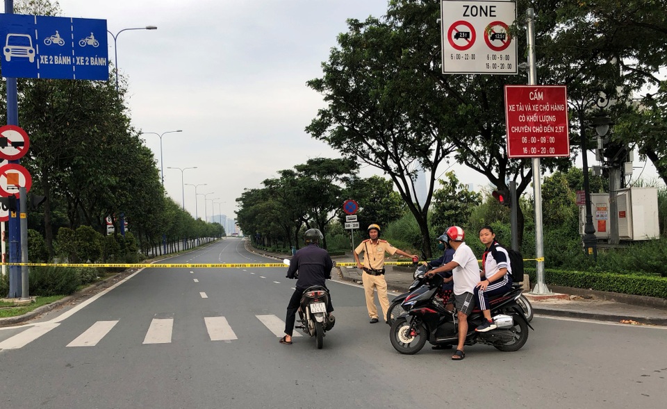Có thể chuyển cơ quan điều tra vụ sập giàn giáo trước hầm Thủ Thiêm - 3 Sự cố đã khiến hầm Thủ Thiêm bị phong tỏa hoàn toàn ở cả 2 hướng quận 1 và quận 2 trong suốt 5 tiếng đồng hồ vào giờ cao điểm ngày đầu tuần.